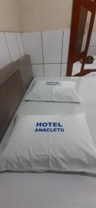 Uma cama ou camas num quarto em Hotel Anacleto