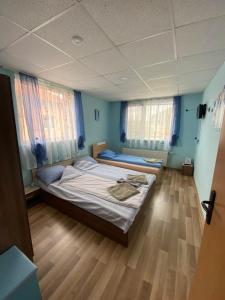 Un pat sau paturi într-o cameră la Къщи за гости Ореха