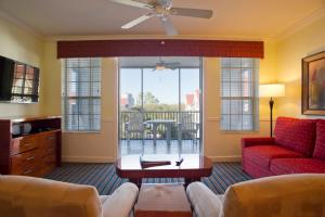 uma sala de estar com um sofá e uma cadeira vermelha em Hilton Vacation Club Grand Beach Orlando em Orlando