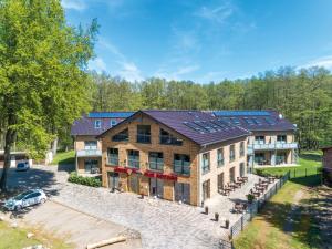 eine Luftansicht eines Hauses mit Sonnenkollektoren in der Unterkunft Hotel zur Ostsee in Graal-Müritz