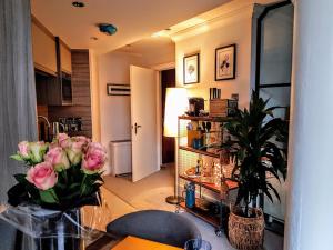 uma sala de estar com uma mesa com flores em Cocoa Isabella - River fronted with secure parking em York