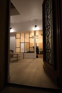uma vista para uma sala de estar a partir de uma porta em Cosy appartement Hyper centre ville avec cour + Patio em Auxerre