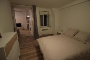 Säng eller sängar i ett rum på Cosy appartement Hyper centre ville avec cour + Patio