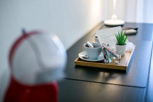 Zestaw do parzenia kawy i herbaty w obiekcie Hotel Spa Sinagoga