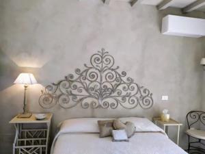 um quarto com uma cama com uma cabeceira de metal em B&B La Limonaia em Pietrasanta