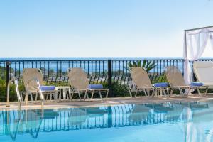 Bazén v ubytování Pefkos View Suites & Maisonette nebo v jeho okolí