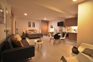 un soggiorno con divano, letto e sedie di Brand new Cozy Basement Apartment ad Argostoli