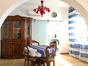 a dining room with a table and a chandelier at Appartamento Via Rieti in Senigallia