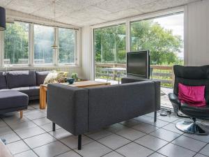 salon z kanapą i telewizorem w obiekcie Five-Bedroom Holiday home in Ebeltoft 1 w mieście Ebeltoft