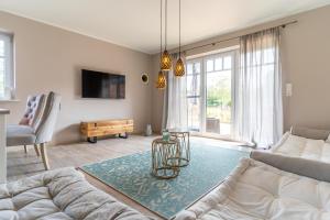 a living room with a couch and a table at EBBEUNFLUT in Sankt Peter-Ording