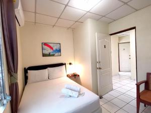 Un pat sau paturi într-o cameră la Hotel Armonía Hostal