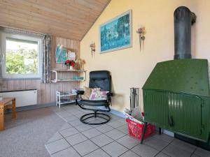 sala de estar con silla y fogones en 10 person holiday home in L kken, en Lønstrup