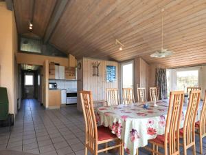 cocina y comedor con mesa y sillas en 10 person holiday home in L kken, en Lønstrup
