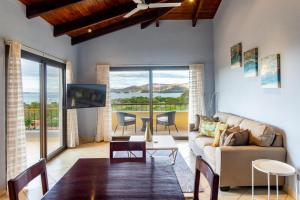 Posezení v ubytování Modern, Immaculate Unit in Flamingo with Spectacular Ocean Views