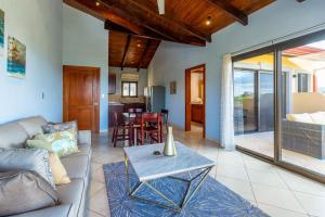 Posezení v ubytování Modern, Immaculate Unit in Flamingo with Spectacular Ocean Views