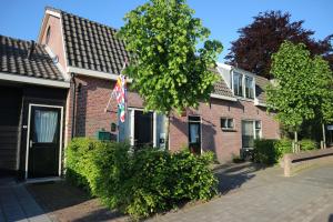 a tree in front of a brick building at B&B - Pension Het Oude Dorp in Katwijk