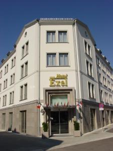 - un grand bâtiment blanc avec un panneau dans l'établissement Hotel Exel, à Amstetten