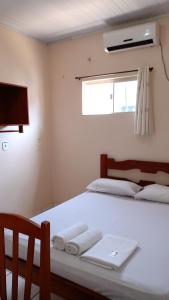 Un pat sau paturi într-o cameră la Hotel Rilton