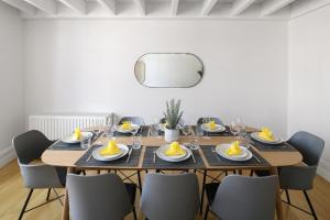 comedor con mesa de madera y sillas en MSC Flat 8, en Oporto