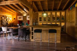 cocina con barra, mesa y sillas en Casa da Almoinha, en Unhais da Serra 37 fotos más