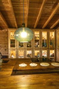 Una habitación con una mesa con cuatro pizzas. en Casa da Almoinha, en Unhais da Serra