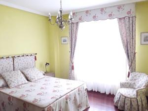 A bed or beds in a room at Apartamentos Los Frutales Még 22 kép