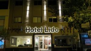 un cartel de lotería del hotel en el lateral de un edificio en Hotel Lido en Mar del Plata