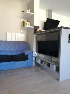 a living room with a tv and a bed at Argixti in Sumbilla