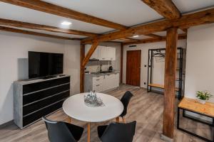 a kitchen and dining room with a table and chairs at Apartamenty Kupiecka ścisłe centrum in Zielona Góra