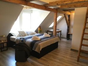 a bedroom with a bed with two towels on it at Apartamenty Kupiecka ścisłe centrum in Zielona Góra