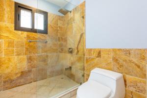uma casa de banho com um WC e um chuveiro em 1-Bedroom Ocean-View Condo with Pool em Playa Flamingo