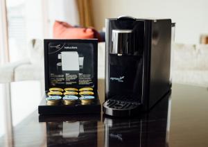 Fasilitas pembuat kopi dan teh di Crowne Plaza Auckland, an IHG Hotel