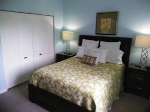 Ένα ή περισσότερα κρεβάτια σε δωμάτιο στο Charming Kendall Home +24 φωτογραφίες