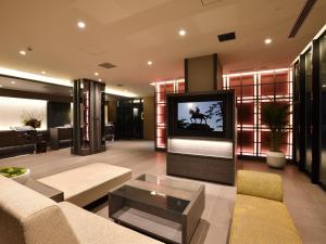 Hotel Keihan Sendai的电视和/或娱乐中心