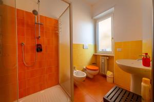 W łazience znajduje się prysznic, toaleta i umywalka. w obiekcie Difronte Ai Musei Vaticani w Rzymie