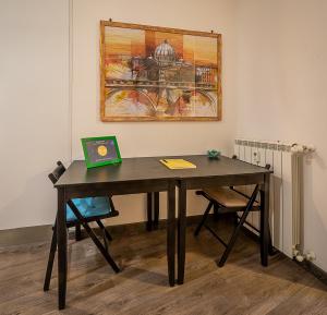 uma mesa com um livro em cima numa sala em Difronte Ai Musei Vaticani em Roma
