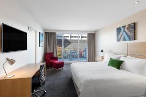Postel nebo postele na pokoji v ubytování Crowne Plaza Queenstown by IHG