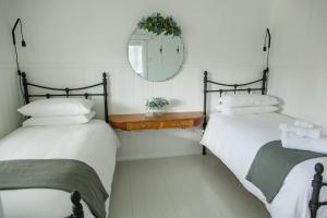 A bed or beds in a room at The Rested Guest 3 Bedroom Cottage West Wyalong