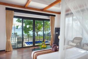 una camera da letto con un letto e vista sull'oceano di Phi Phi Long Beach Resort & Villa a Phi Phi Don