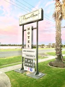 ein Schild für ein Motel am Straßenrand in der Unterkunft Sandbar Motel in Lakes Entrance