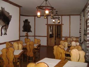 un comedor con mesas y sillas y una lámpara de araña en Glanz, en Yaremche