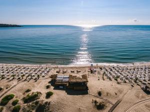 eine Luftansicht auf einen Strand mit Sonnenschirmen und dem Meer in der Unterkunft Green Life Sunrise in Sozopol