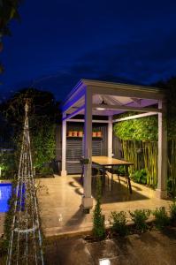 Κήπος έξω από το Hollidge House 5 Star Luxury Apartments