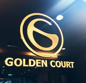 un signe pour un tribunal doré avec la lettre s dans l'établissement Golden Court Hotel - Tun Abdul Razak, à Johor Bahru