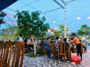 綏和的住宿－Ivory Phu Yen Hotel，一群坐在餐厅桌子上的人