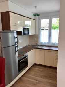 Kuchyň nebo kuchyňský kout v ubytování Veritas Apartment Zamárdi