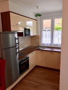 Kuchyňa alebo kuchynka v ubytovaní Veritas Apartment Zamárdi