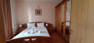 エフォリエ・ノルドにあるTimona Confortのベッドルーム1室(白いシーツとタオル付きのベッド1台付)