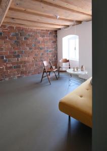 a living room with a brick wall and a couch at ENTZÜCKENDE KLEINE WOHNUNG in Linz