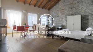 トルノにあるItalianway - Tornoのベッドルーム1室(ベッド1台、テーブル、椅子付)